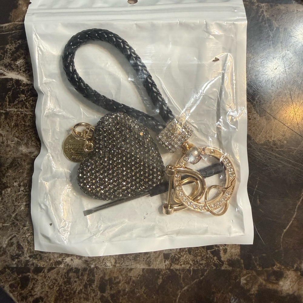 ✨ Sparkly Rhinestone Heart Keychain Set – Black & Gold – Includes Tools! NWT - Picture 2 of 3